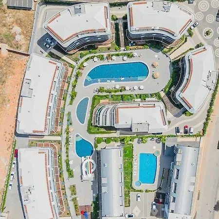 Daire Coastal Retreat With Pool And Balcony